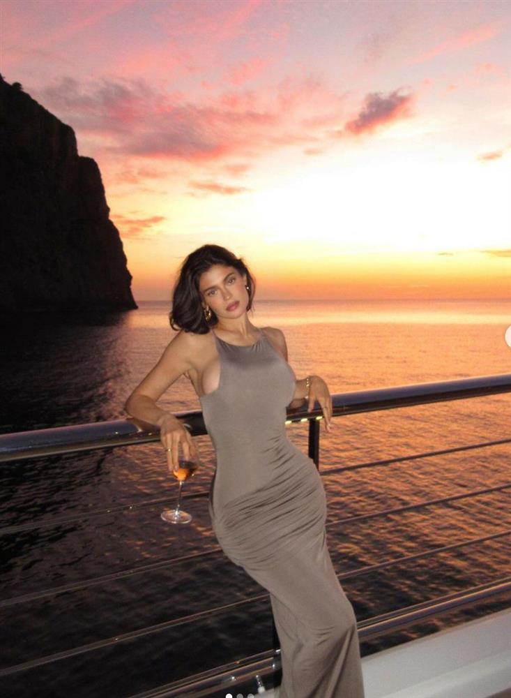 Cô gái có khung xương đẹp nhất thế giới diện quần short khoe chân thon dài đi biển-5