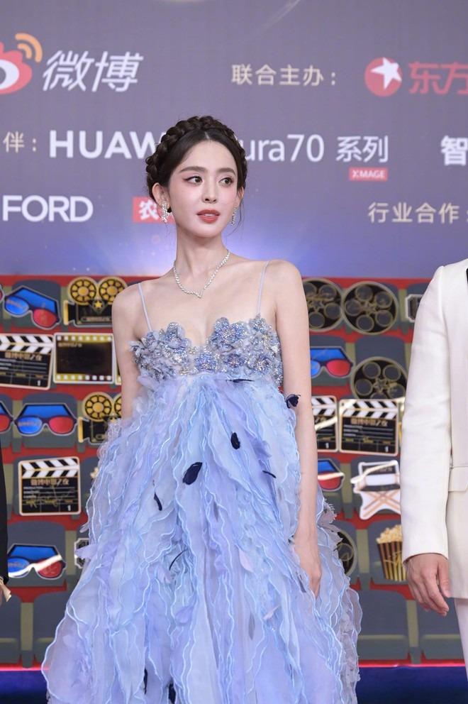 Cổ Lực Na Trát thay đến 2 bộ lồng lộn ở thảm đỏ sự kiện mới nhưng những gì người ta thấy chỉ là body xơ xác-1