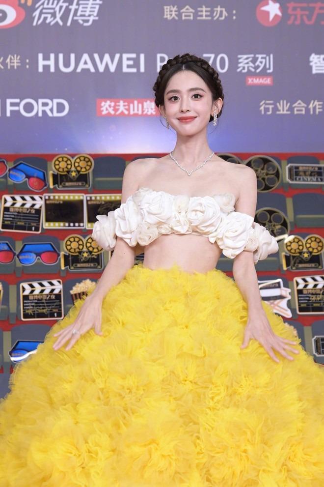 Cổ Lực Na Trát thay đến 2 bộ lồng lộn ở thảm đỏ sự kiện mới nhưng những gì người ta thấy chỉ là body xơ xác-3