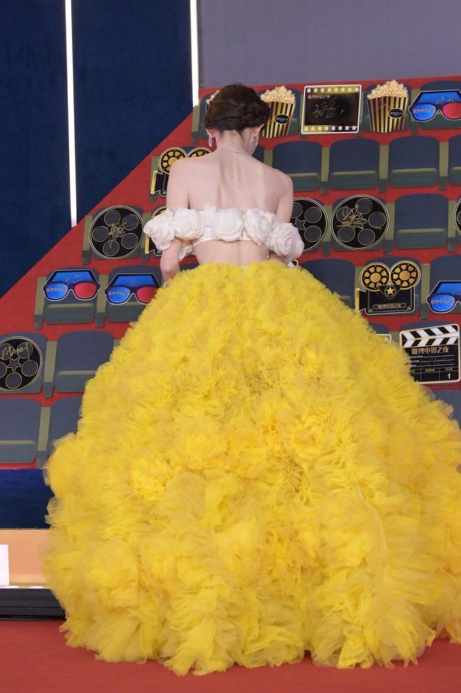 Cổ Lực Na Trát thay đến 2 bộ lồng lộn ở thảm đỏ sự kiện mới nhưng những gì người ta thấy chỉ là body xơ xác-4