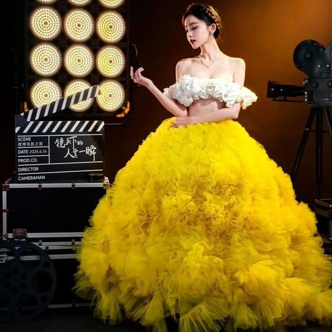 Cổ Lực Na Trát thay đến 2 bộ lồng lộn ở thảm đỏ sự kiện mới nhưng những gì người ta thấy chỉ là body xơ xác-5