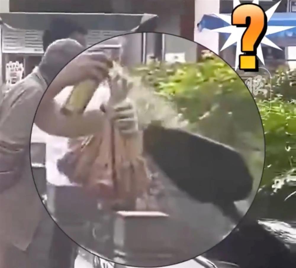 Nhà hàng gây sốc vì phun sơn gây ung thư lên thịt nướng-1