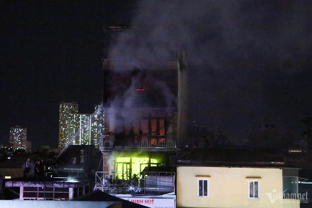 Cháy lớn tại phố Định Công Hạ, Giám đốc Công an Hà Nội trực tiếp xuống hiện trường-4