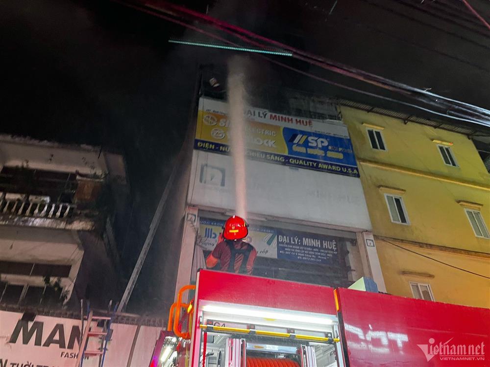 Cháy lớn tại phố Định Công Hạ, Giám đốc Công an Hà Nội trực tiếp xuống hiện trường-5