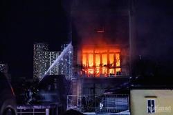 Hà Nội: Đang cháy lớn tại phố Định Công Hạ, nghi có người mắc kẹt