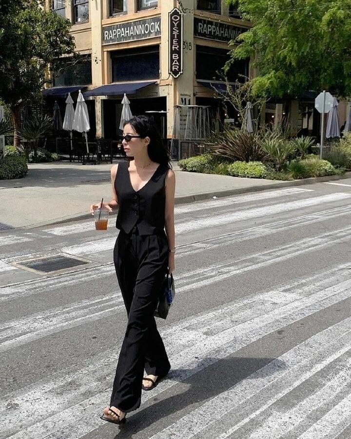 Gợi ý những set đồ gọn gàng để chị em mặc đi làm trong ngày mưa gió-5