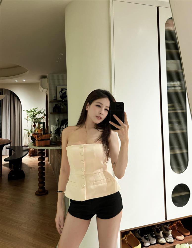 Trâm Anh được khen đẹp ngọt ngào với áo hai dây, váy ngắn-7