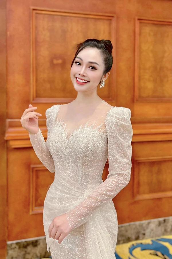 Nhan sắc đời thực xinh đẹp của MC Thùy Linh-6