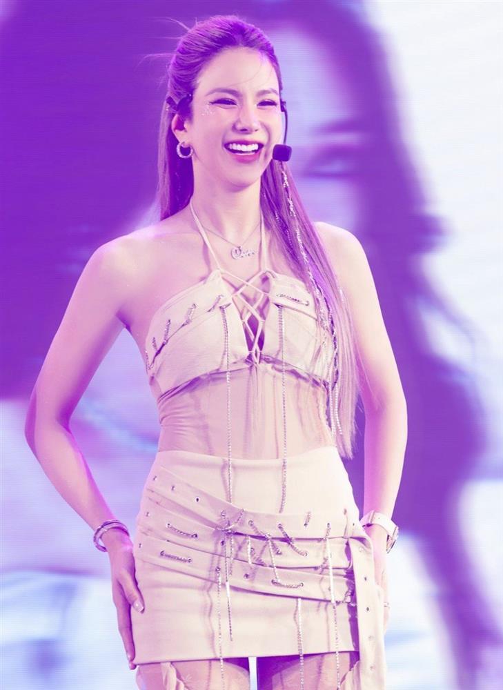 Diệp Lâm Anh đi diễn chăm mặc đồ cut out, tôn body-2