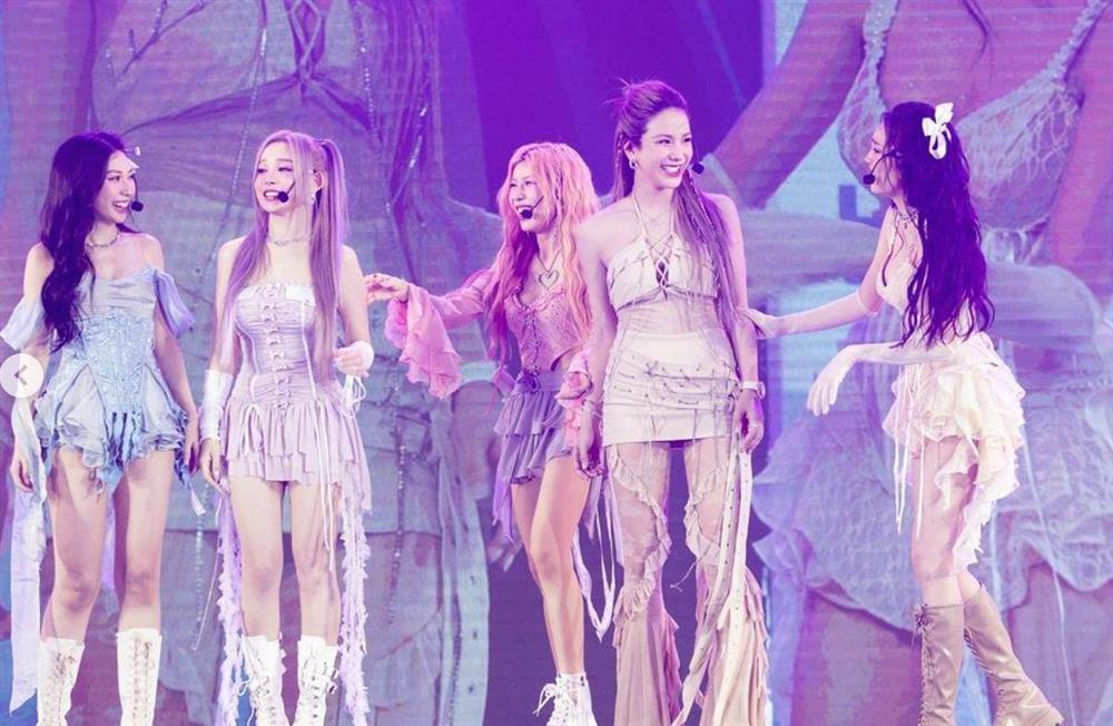 Diệp Lâm Anh đi diễn chăm mặc đồ cut out, tôn body-4