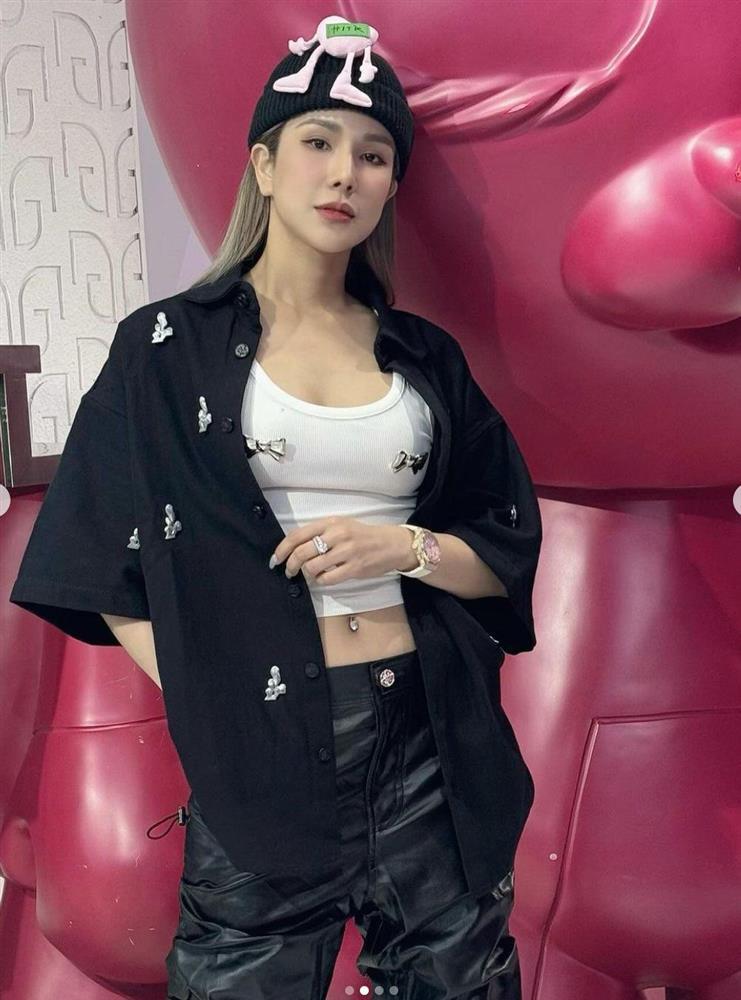 Diệp Lâm Anh đi diễn chăm mặc đồ cut out, tôn body-6