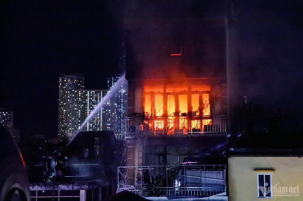 Cảnh sát tìm thấy 4 thi thể trong đám cháy tại Định Công Hạ-1