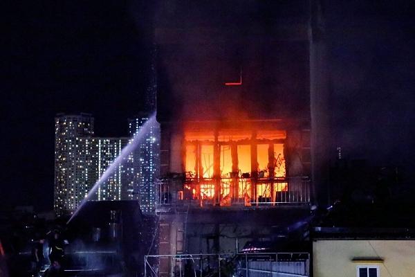 Hiện trường vụ cháy khiến 4 người tử vong tại Định Công Hạ-12