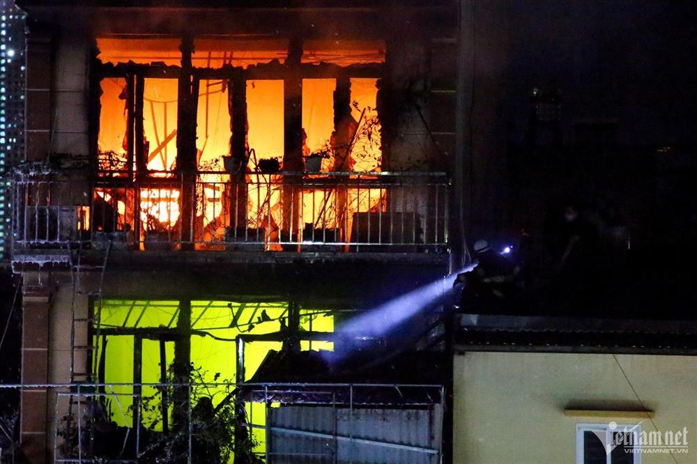 Cháy ở Định Công Hạ: Nhiều người leo mái cứu nạn nhân nhưng bất thành-1