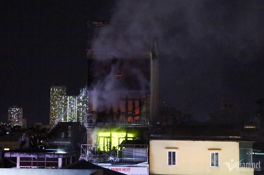 Cháy ở Định Công Hạ: Nhiều người leo mái cứu nạn nhân nhưng bất thành-2