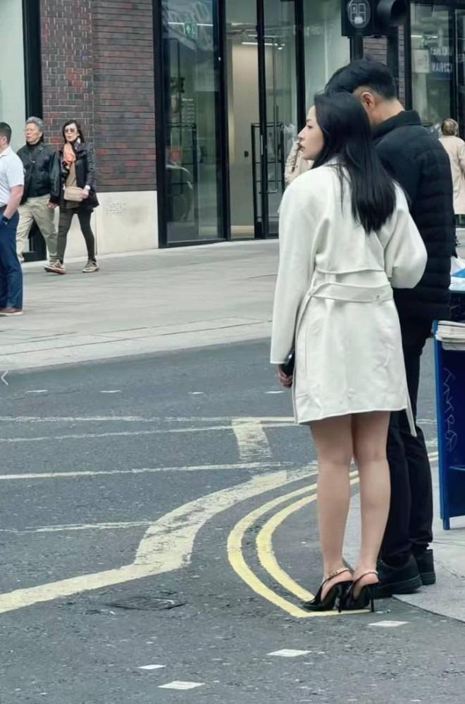 Hot: Chi Pu bị bắt gặp xuất hiện tình tứ bên một người đàn ông tại Anh-1