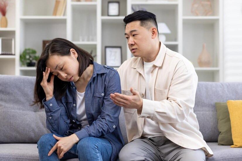 Nửa đêm nghe được cuộc điện thoại của chồng, nội dung khiến vợ đứng hình-1