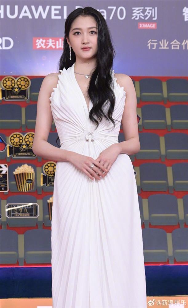 Mỹ nhân Tân Cương bị chê da bọc xương-10