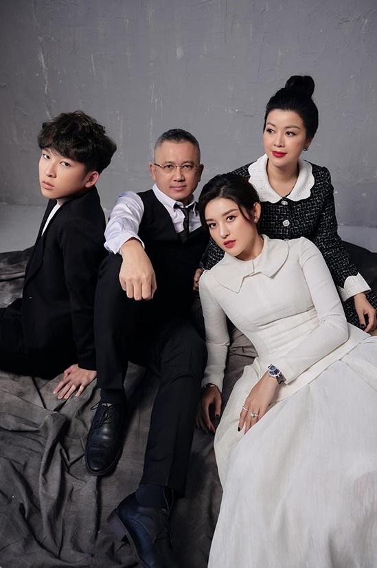 Những ông bố của sao Việt sở hữu nhan sắc tinh hoa hội tụ: Bố ruột Thùy Tiên như diễn viên điện ảnh, bố Sơn Tùng sành điệu-8