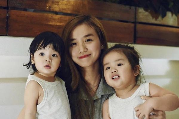 Trước ly hôn, cuộc sống của Hoài Lâm và vợ cũ Cindy Lư được thể hiện qua cách đặt tên 2 ái nữ dài 5 chữ rất đặc biệt, mối quan hệ liên kết mật thiết với bố mẹ-2