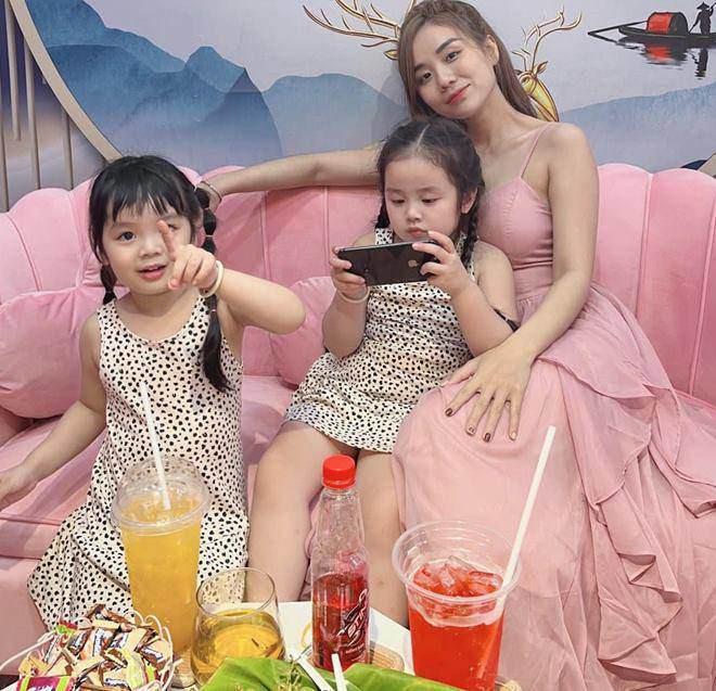 Trước ly hôn, cuộc sống của Hoài Lâm và vợ cũ Cindy Lư được thể hiện qua cách đặt tên 2 ái nữ dài 5 chữ rất đặc biệt, mối quan hệ liên kết mật thiết với bố mẹ-5