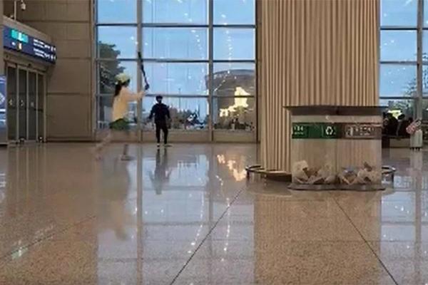 Nói dối bị ốm xin nghỉ làm, cô gái trẻ gặp cảnh trớ trêu ở sân bay-2