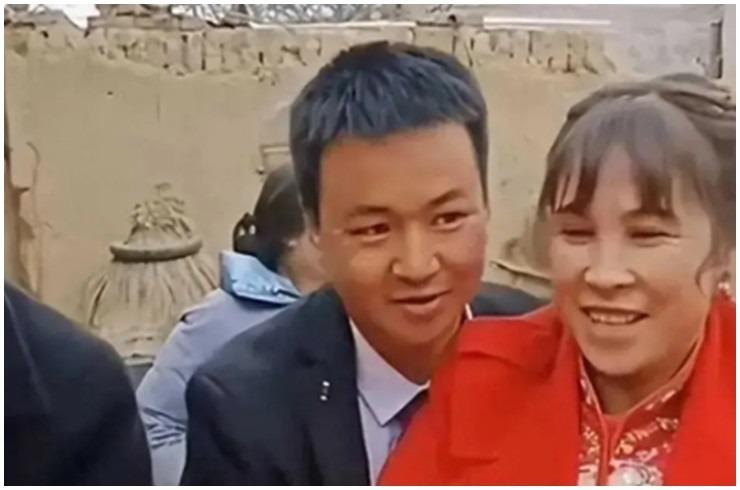 Chú rể 33 tuổi ôm chặt cô dâu 46 tuổi với sính lễ hơn 200 triệu đồng gây bão MXH-2