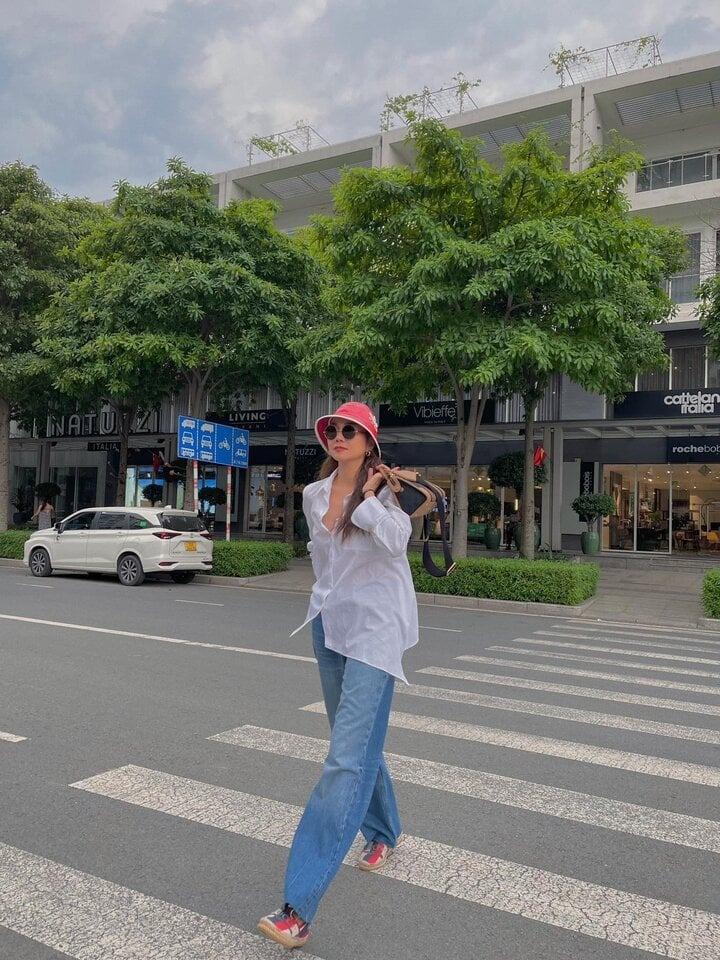 Học lỏm Thanh Hằng công thức diện đồ denim dành cho quý cô trên 40 tuổi-1