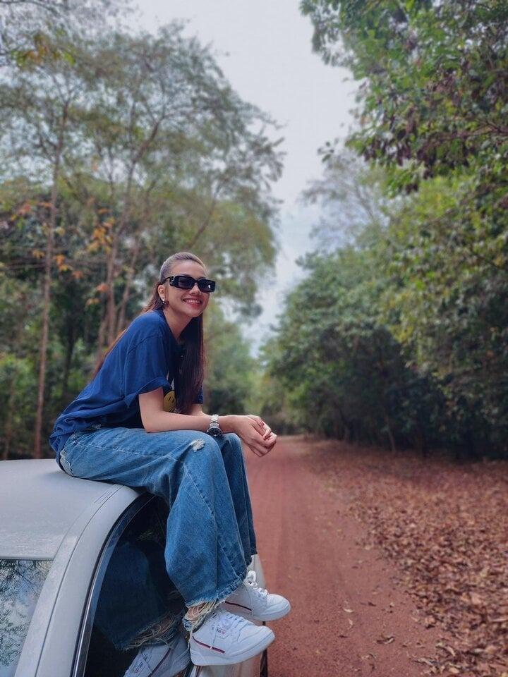 Học lỏm Thanh Hằng công thức diện đồ denim dành cho quý cô trên 40 tuổi-2