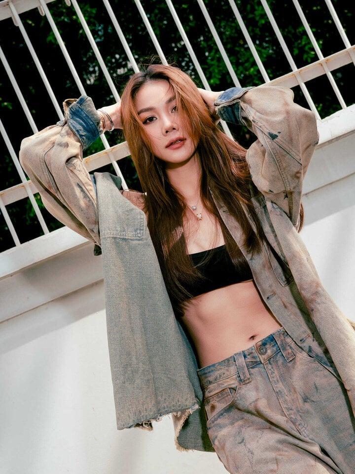 Học lỏm Thanh Hằng công thức diện đồ denim dành cho quý cô trên 40 tuổi-3