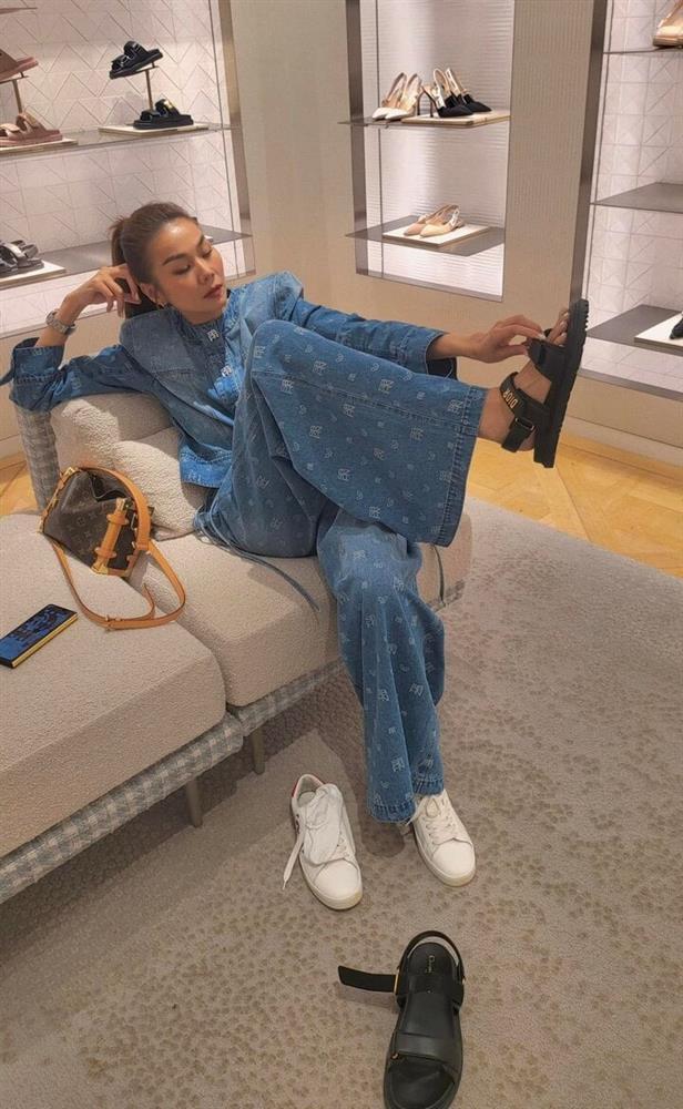 Học lỏm Thanh Hằng công thức diện đồ denim dành cho quý cô trên 40 tuổi-4