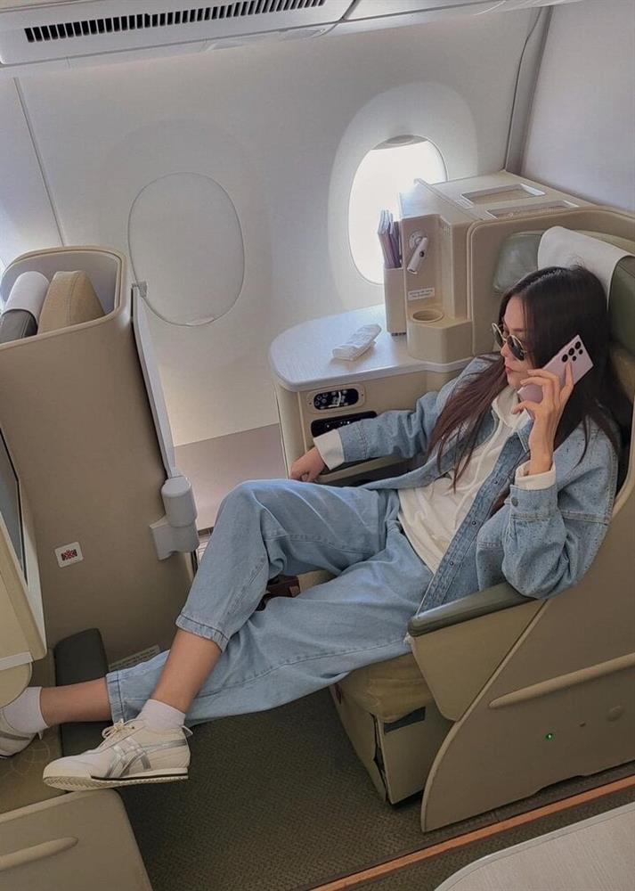 Học lỏm Thanh Hằng công thức diện đồ denim dành cho quý cô trên 40 tuổi-5