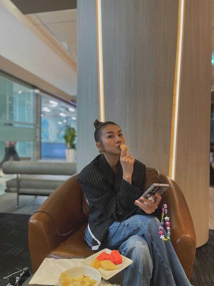 Học lỏm Thanh Hằng công thức diện đồ denim dành cho quý cô trên 40 tuổi-6