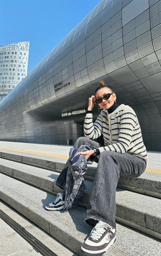 Học lỏm Thanh Hằng công thức diện đồ denim dành cho quý cô trên 40 tuổi-7