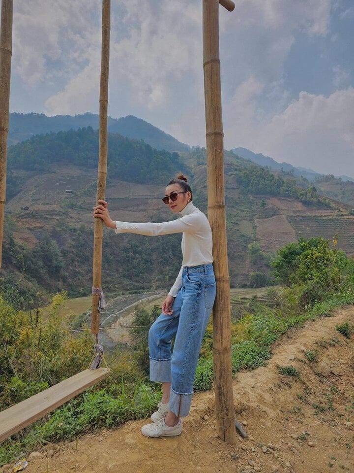 Học lỏm Thanh Hằng công thức diện đồ denim dành cho quý cô trên 40 tuổi-8