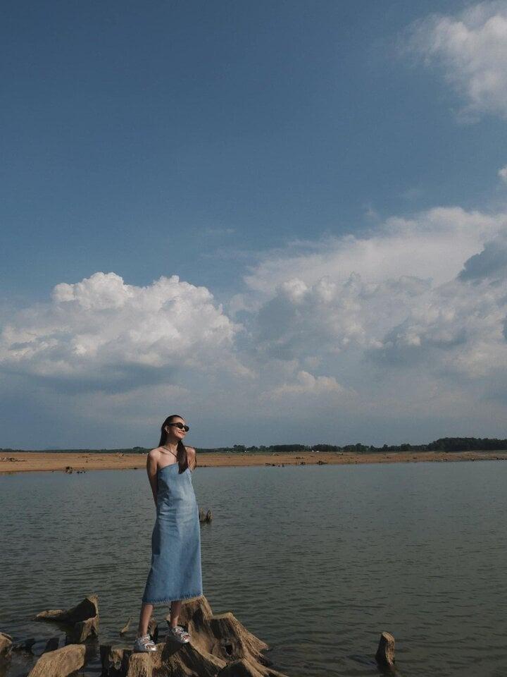 Học lỏm Thanh Hằng công thức diện đồ denim dành cho quý cô trên 40 tuổi-9