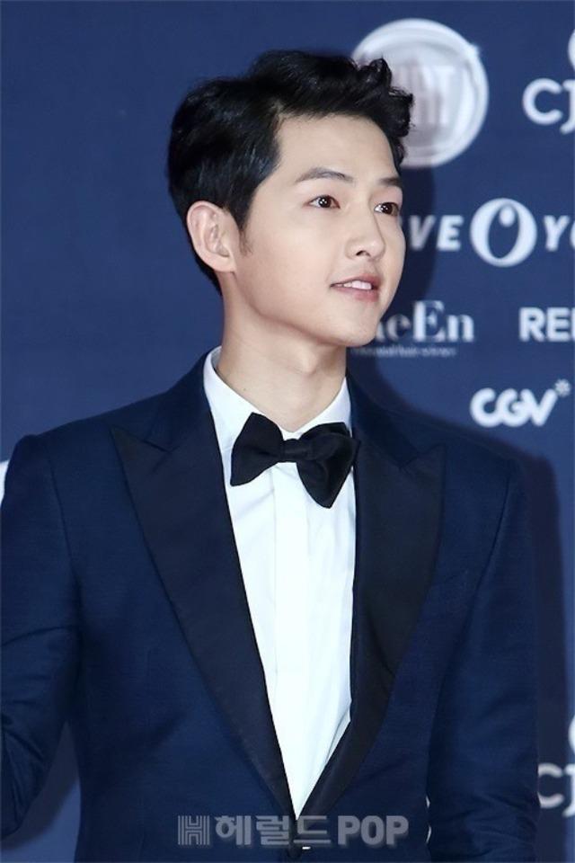 Tóm dính vợ chồng Song Joong Ki đưa quý tử ra ngoài chơi, 1 đặc điểm ngoại hình của bé gây sốt-4