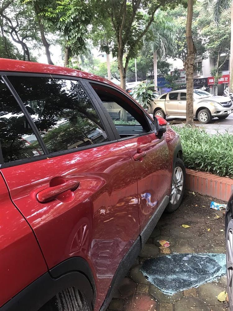 9 ô tô bị kẻ gian đập vỡ kính, nghi trộm tài sản trong đêm ở Hà Nội-1