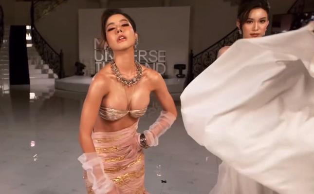 Thí sinh Hoa hậu Hoàn vũ Thái Lan bị đối thủ hất váy vào mặt-2