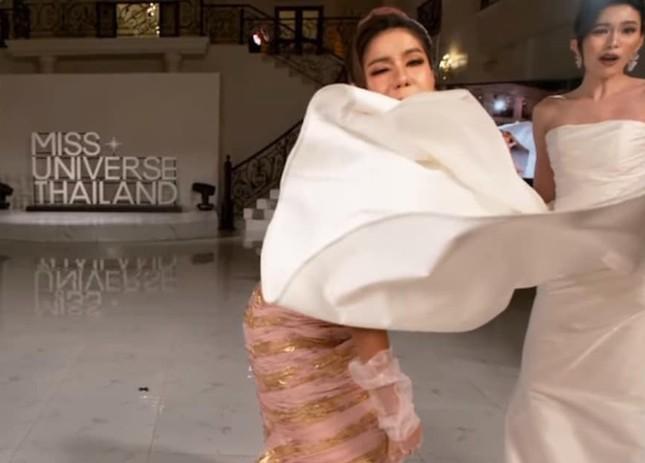 Thí sinh Hoa hậu Hoàn vũ Thái Lan bị đối thủ hất váy vào mặt-3