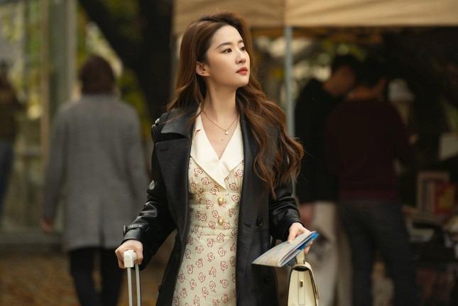 Cảnh mặc áo tắm của Lưu Diệc Phi gây tranh cãi-3