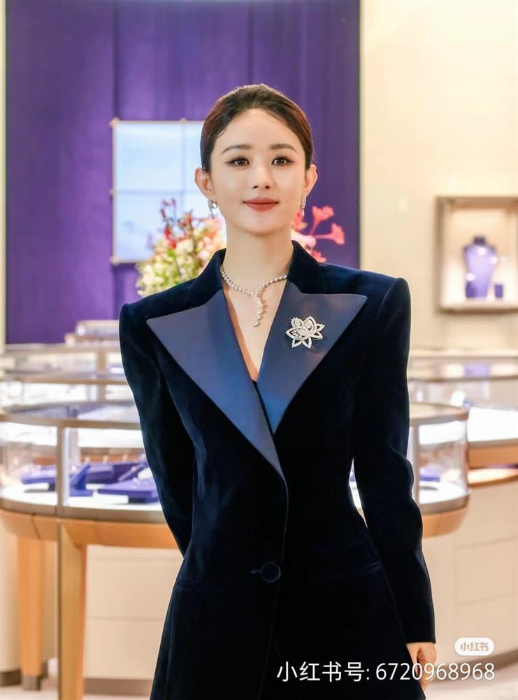 Tiết lộ loạt ảnh chụp lén Triệu Lệ Dĩnh tại sự kiện, nhan sắc ra sao mà gây bão cõi mạng?-1