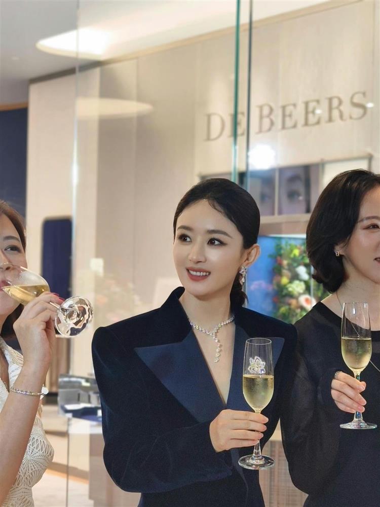 Tiết lộ loạt ảnh chụp lén Triệu Lệ Dĩnh tại sự kiện, nhan sắc ra sao mà gây bão cõi mạng?-2