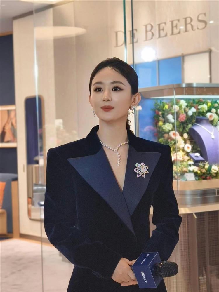 Tiết lộ loạt ảnh chụp lén Triệu Lệ Dĩnh tại sự kiện, nhan sắc ra sao mà gây bão cõi mạng?-3