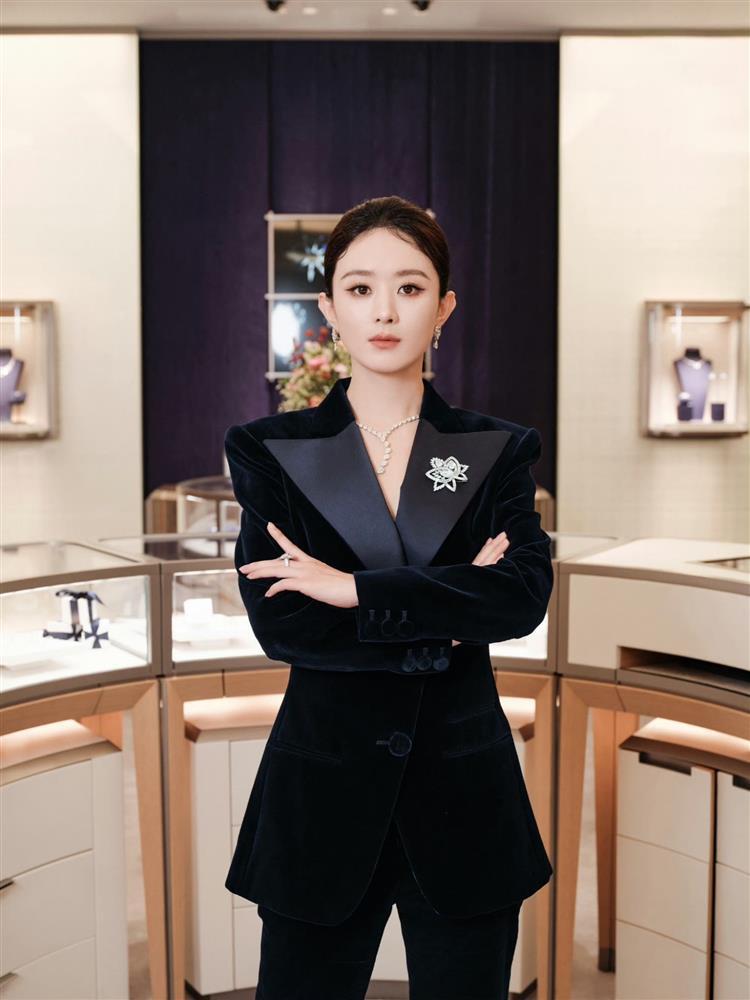 Tiết lộ loạt ảnh chụp lén Triệu Lệ Dĩnh tại sự kiện, nhan sắc ra sao mà gây bão cõi mạng?-5