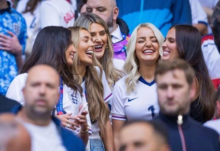 Cận cảnh dàn mỹ nữ nóc nhà tuyển Anh khoe sắc ở EURO 2024-1