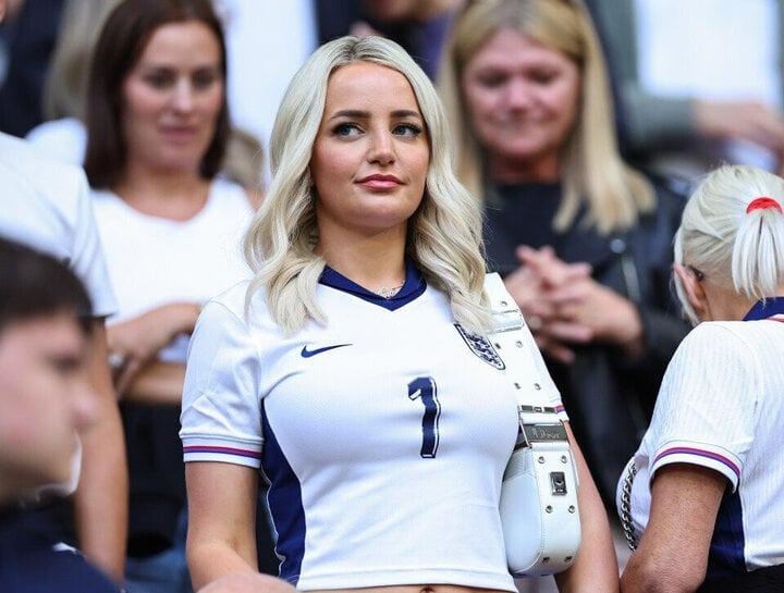 Cận cảnh dàn mỹ nữ nóc nhà tuyển Anh khoe sắc ở EURO 2024-2
