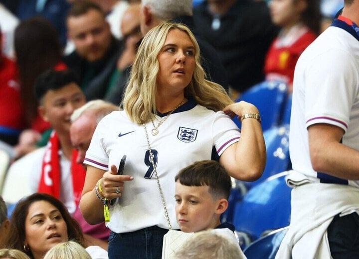 Cận cảnh dàn mỹ nữ nóc nhà tuyển Anh khoe sắc ở EURO 2024-5