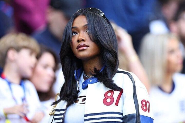 Cận cảnh dàn mỹ nữ nóc nhà tuyển Anh khoe sắc ở EURO 2024-6