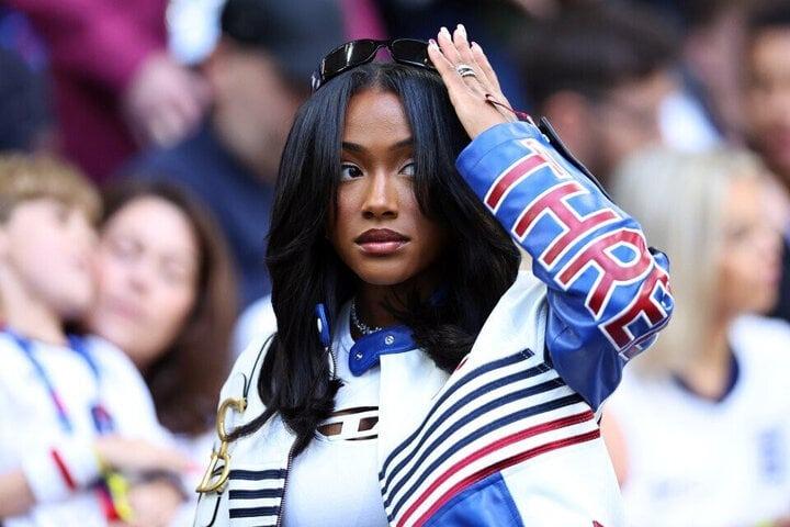 Cận cảnh dàn mỹ nữ nóc nhà tuyển Anh khoe sắc ở EURO 2024-7